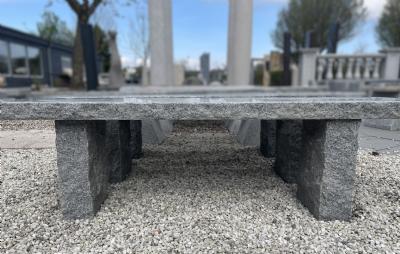 salg af Bænk Gitte i gråsort granit