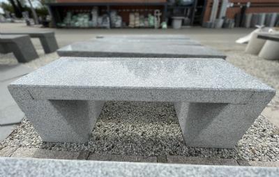 salg af Lysgrå stenbænk m/trekantede ben