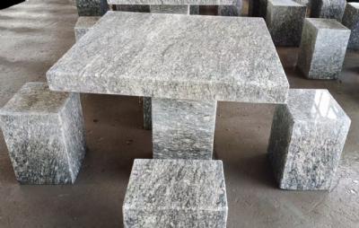 salg af Bord med 4 taburetter grålig granit