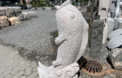 salg af Fisk rosa granit H90 cm