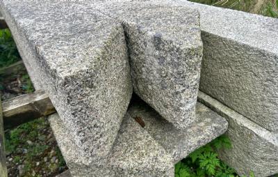 salg af Flagstangssokkel rosa antik