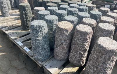 salg af Rund, kløvet granitsokkel