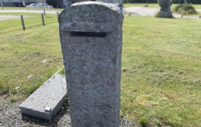 salg af Postkasse massiv gråsort