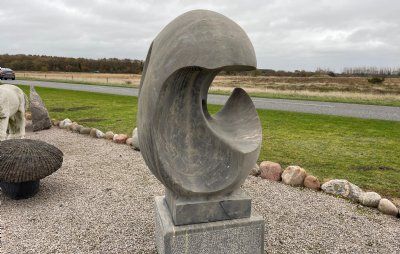 Æggeskulptur m. hul på sokkel