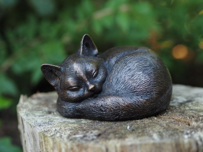 Køb Kat som sover Bronzefigur - Bronze katte - og Granit