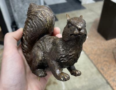 salg af Bronze egern med fejl
