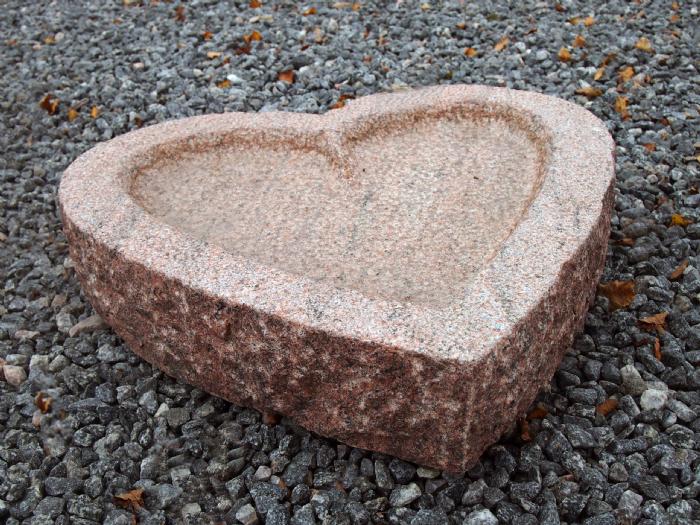 Køb Fuglebad hjerteform Hjerteformet fuglebad i rødlig granit - Flere forskellige granitfuglebade og fuglefoderhuse i