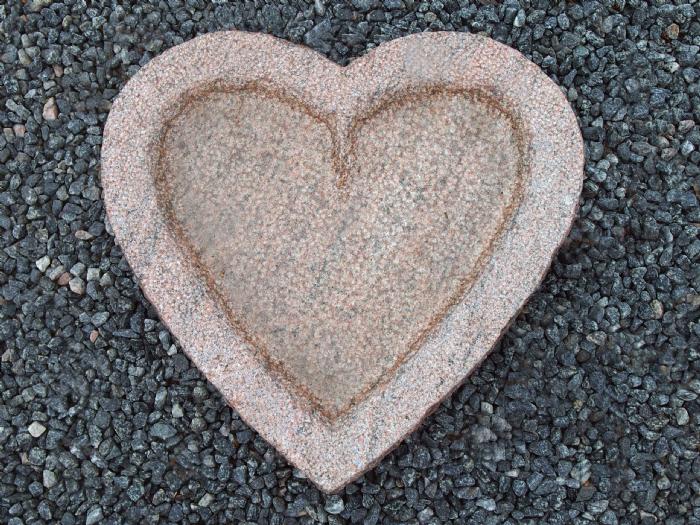 Køb Fuglebad hjerteform Hjerteformet fuglebad i rødlig granit - Flere forskellige granitfuglebade og fuglefoderhuse i