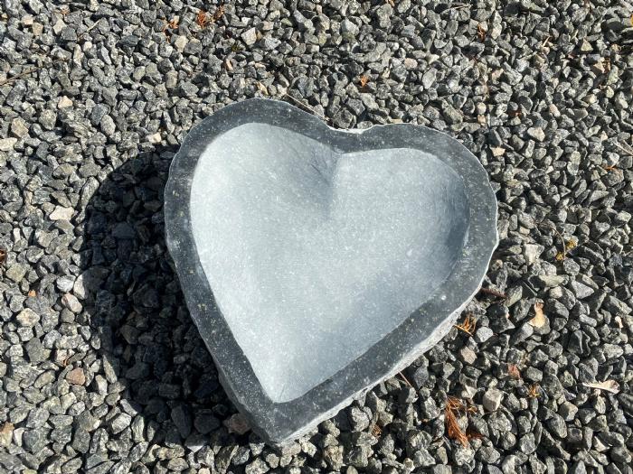 Køb Fuglebad hjerteformet sort granit Poleret kant - Diameter 30 cm - Flere forskellige granitfuglebade fuglefoderhuse i granit