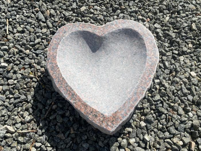 Køb Fuglebad hjerteformet rød Fuglebad med poleret top - forskellige granitfuglebade og fuglefoderhuse i granit
