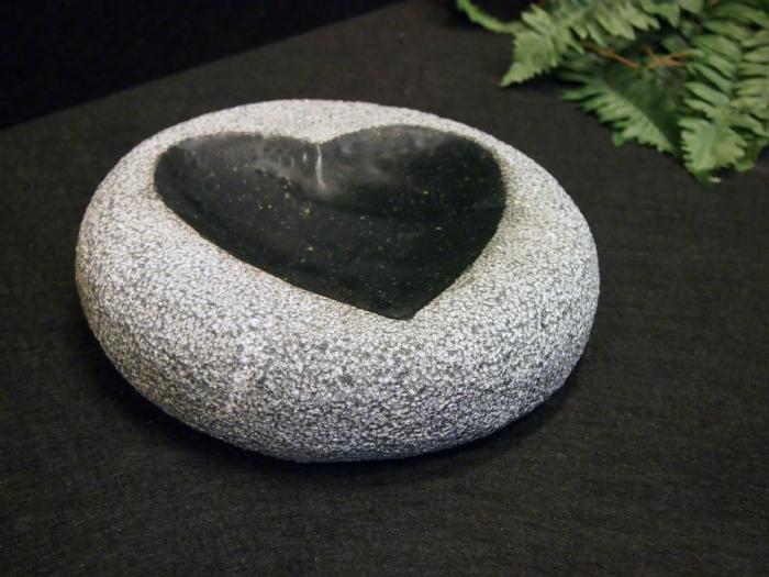 Køb Fuglebad, sort granit poleret dia 25 - Flere forskellige og fuglefoderhuse i granit