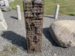 gabion med sorte sprængstykker