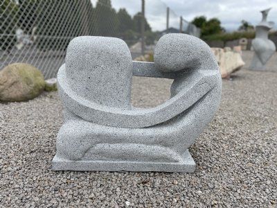 Grå granit skulptur Omfavn