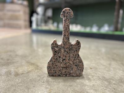 salg af Guitar rød granit H15 cm