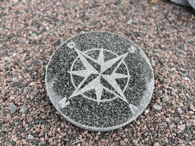 salg af Kompasrose gråsort poleret granit